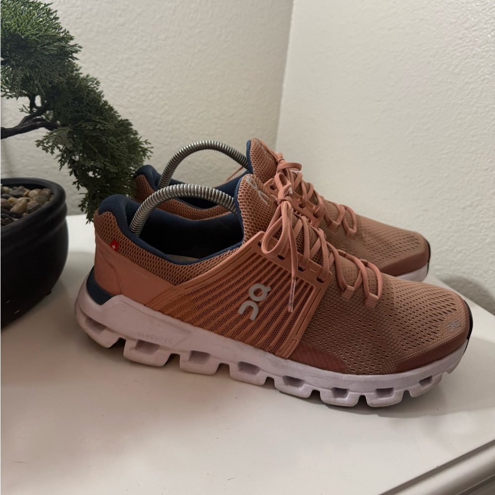 On Running cloudswift Women's Athletic Shoes - Coral and White